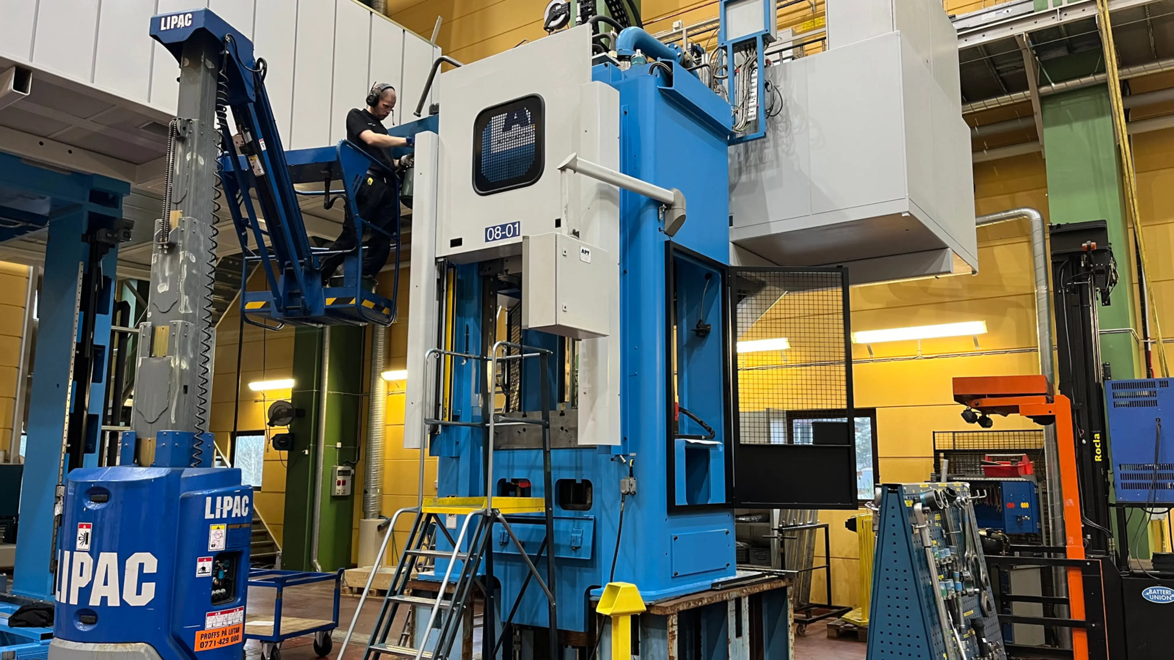 AP&T industrial equipment in a factory: refurbished presses sustainable economical.