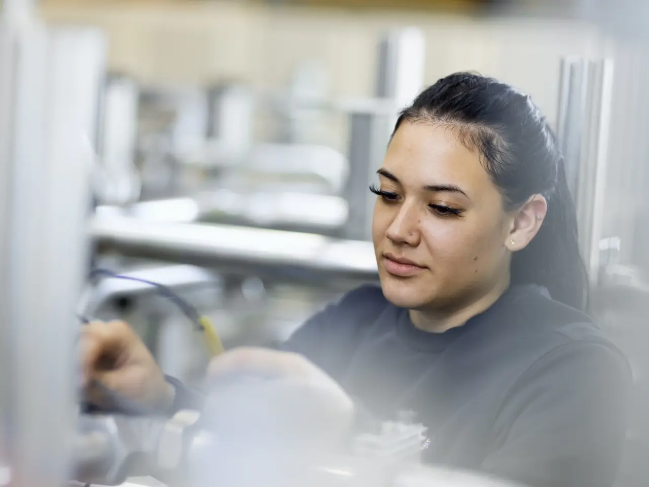 AP&T-Mitarbeiter arbeitet an Produktionsanlagen.