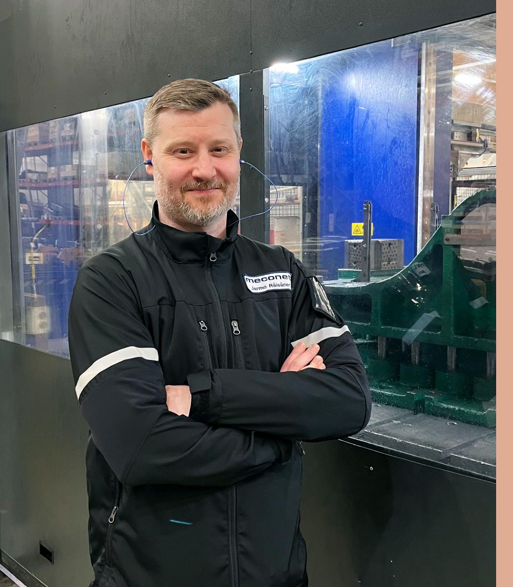 Factory Manager Jarmo Räisänen vor der vollautomatischen Pressenlinie von Meconet, die mit dem fortschrittlichen Servo- und Ziehkissen-System von AP&T ausgestattet ist. Foto: Meconet.