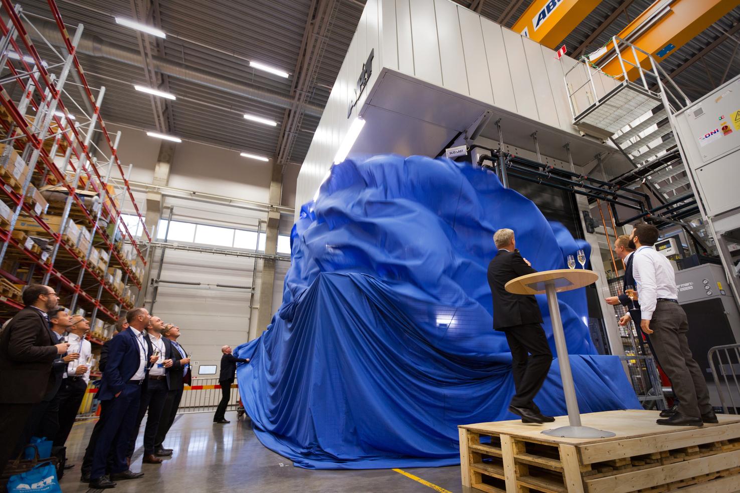 - 新しい生産ラインのためのプレミア。 AP＆Tの社長兼CEOのMagnus Baarmanは期待しているゲストのために感動のベールを取りました。