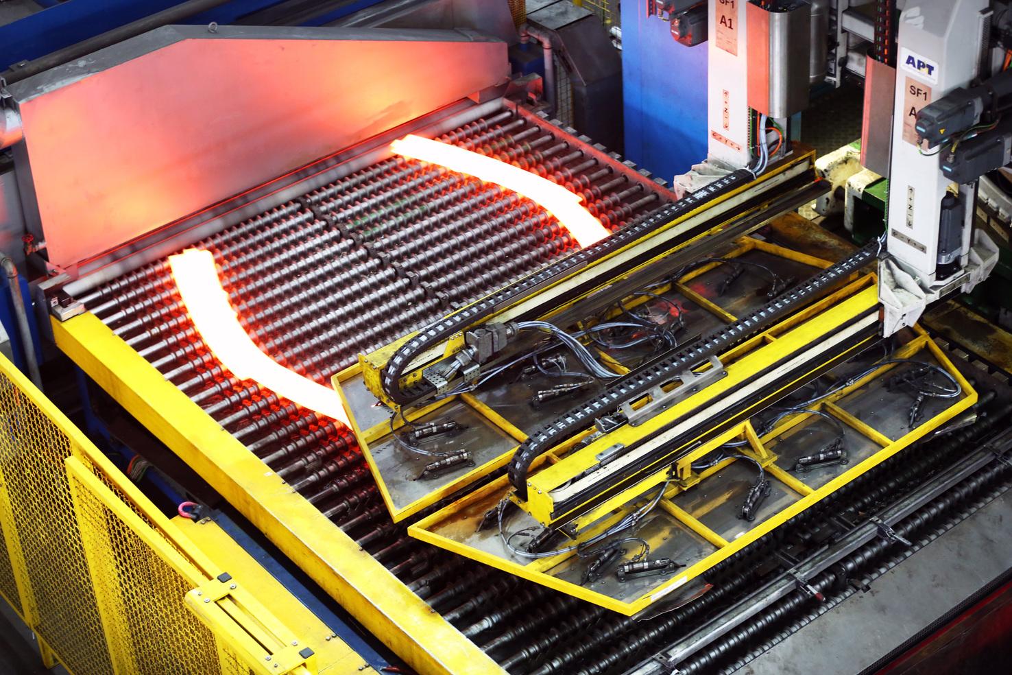 It is crucial that the blank is heated up, formed and cooled down at exactly the right temperatures to ensure that the finished vehicle part obtains the desired material properties. 