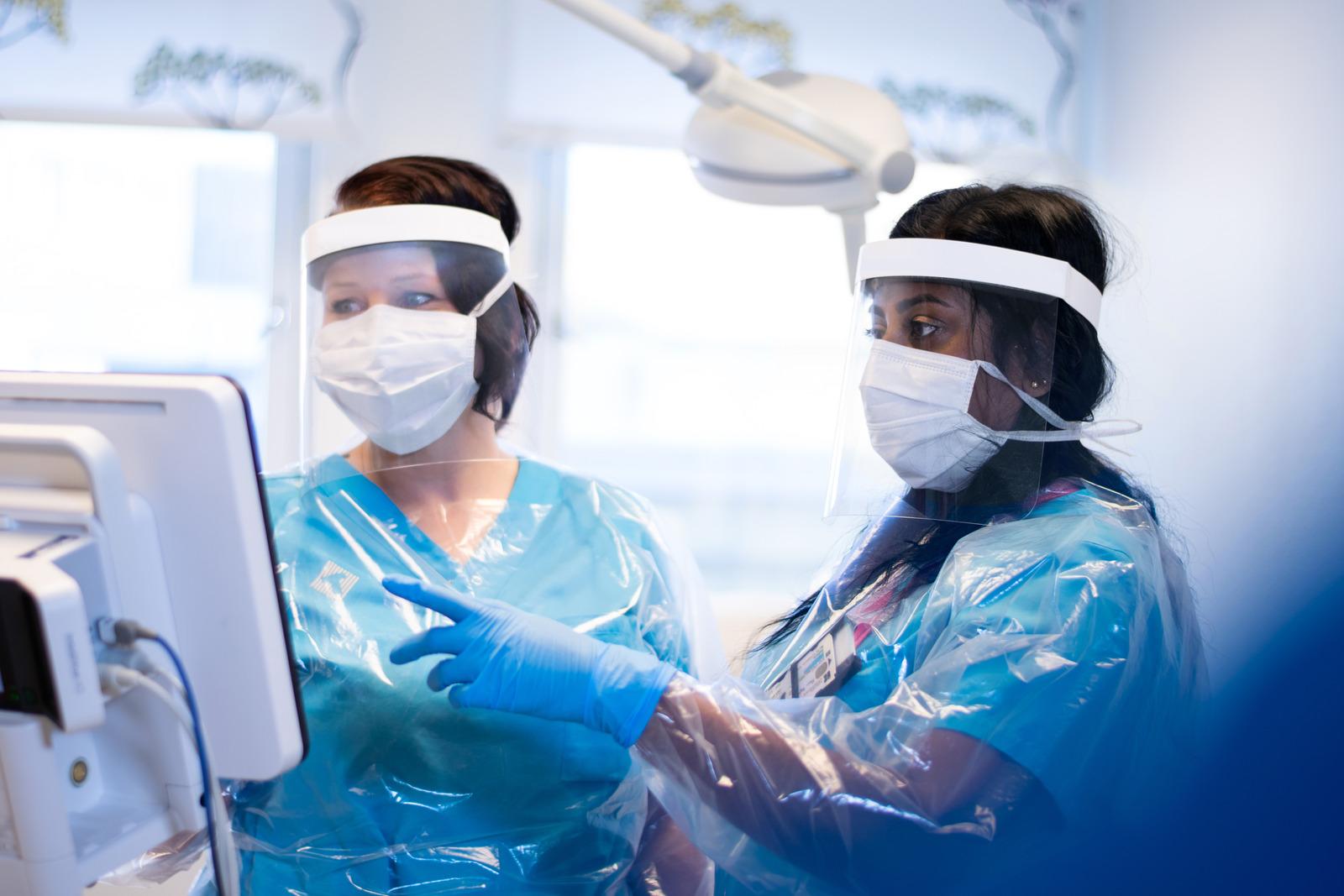  m Zuge der Corona-Krise besteht in medizinischen Einrichtungen ein großer Bedarf an Schutzschürzen. Die Firma NPA Plast im schwedischen Ljungby sicherte sich bei der Steigerung ihrer Produktion die Hilfe von AP&T. Foto: NPA Plast