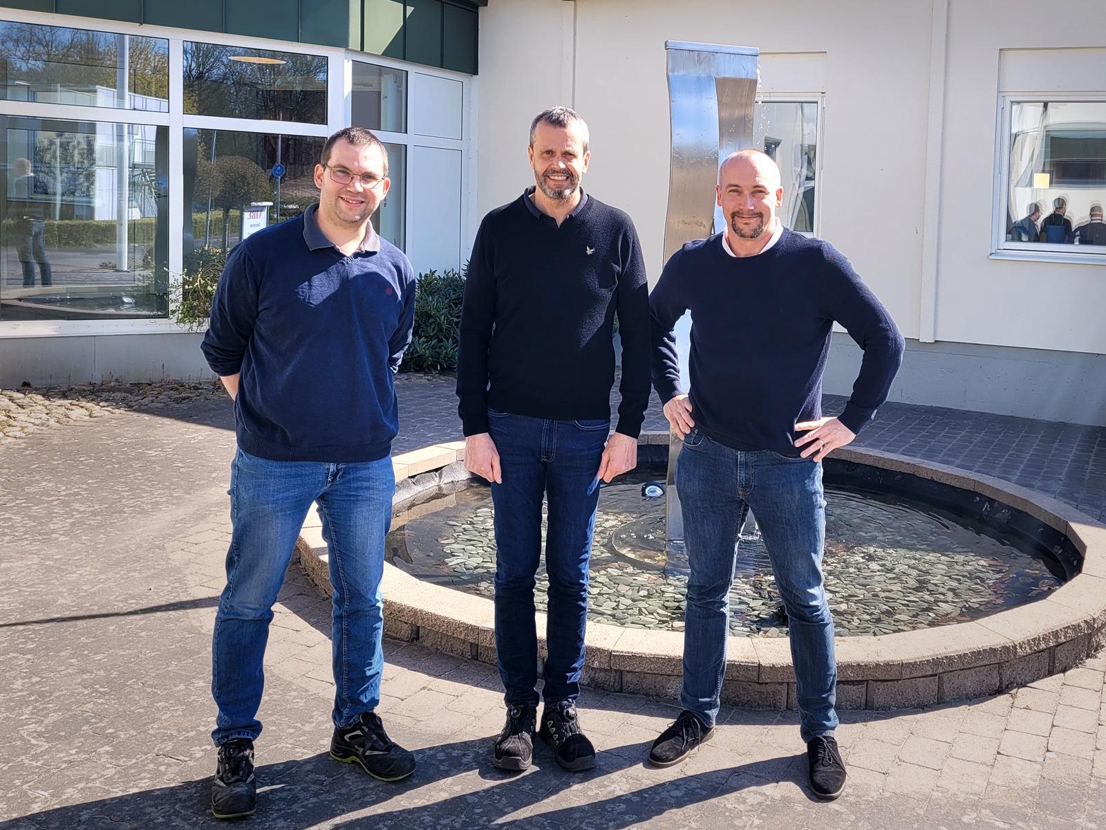 Eine neue Produktionslinie von AP&T wird die Fertigungskapazitäten von NIBE erhöhen. Von links nach rechts: Henrik Broström und Stefan Persson, beide von NIBE, zusammen mit Dan Barvö von AP&T. 