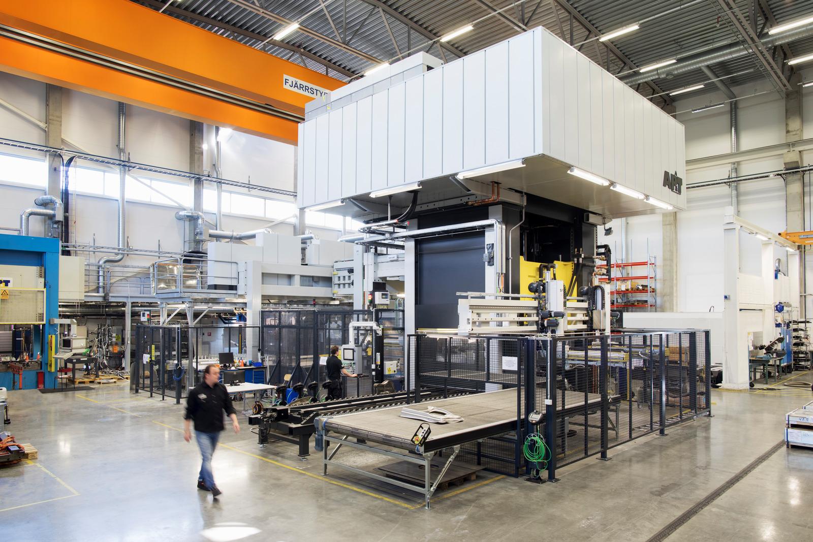 AP&T の完全フル自動高強度アルミニウム熱間成形生産ラインは今夏、ドイツ南部のアーハーンにある fischer グループの施設で商用運用を予定しています