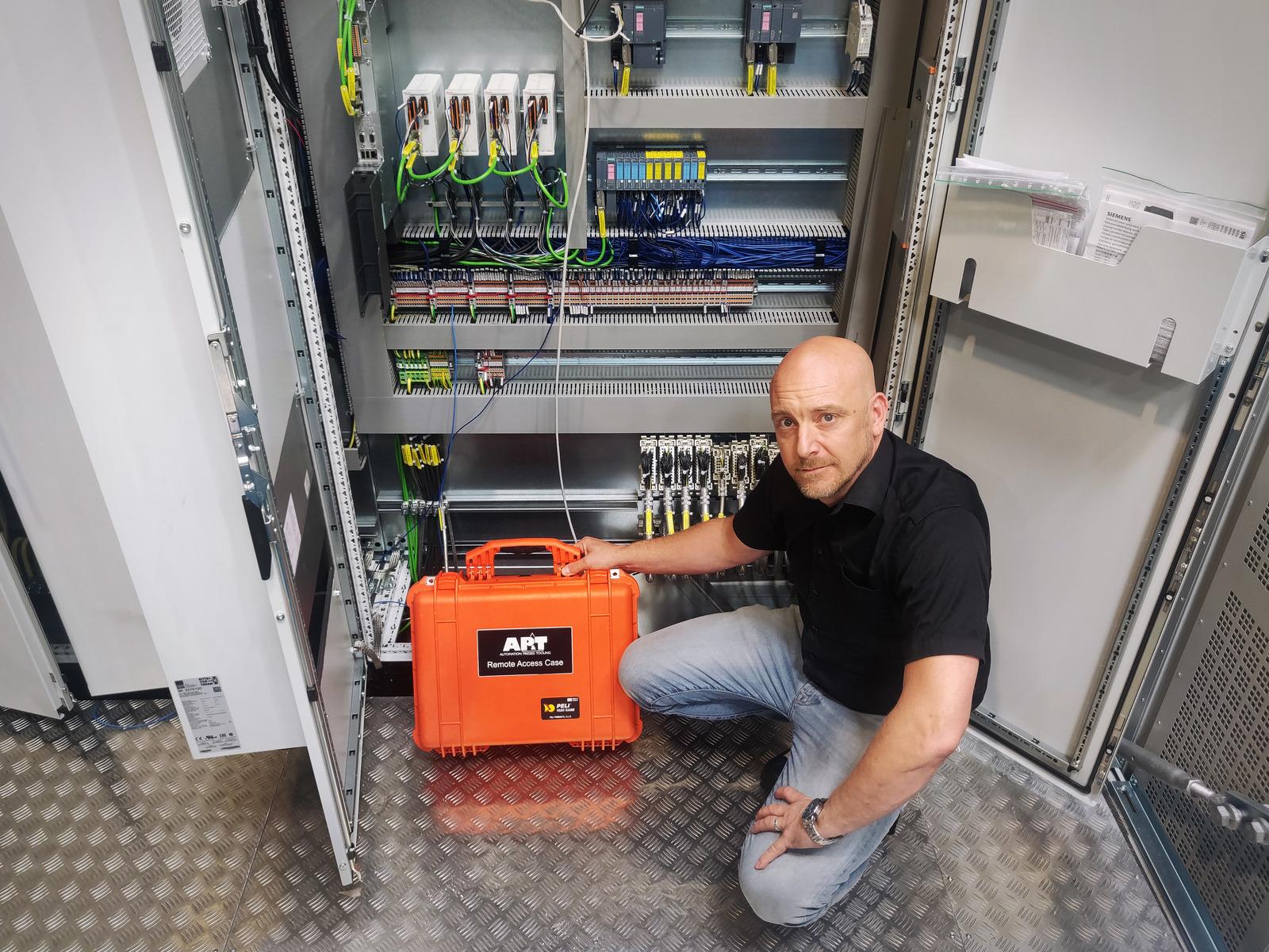 リモートアクセスケースとは、マシンを AP&T のテクニカルサポートに接続してリモート診断および問題解決を行うお客様当てに、リモート接続用の設備を含む緊急ケースを速達便で出荷するという意味です。