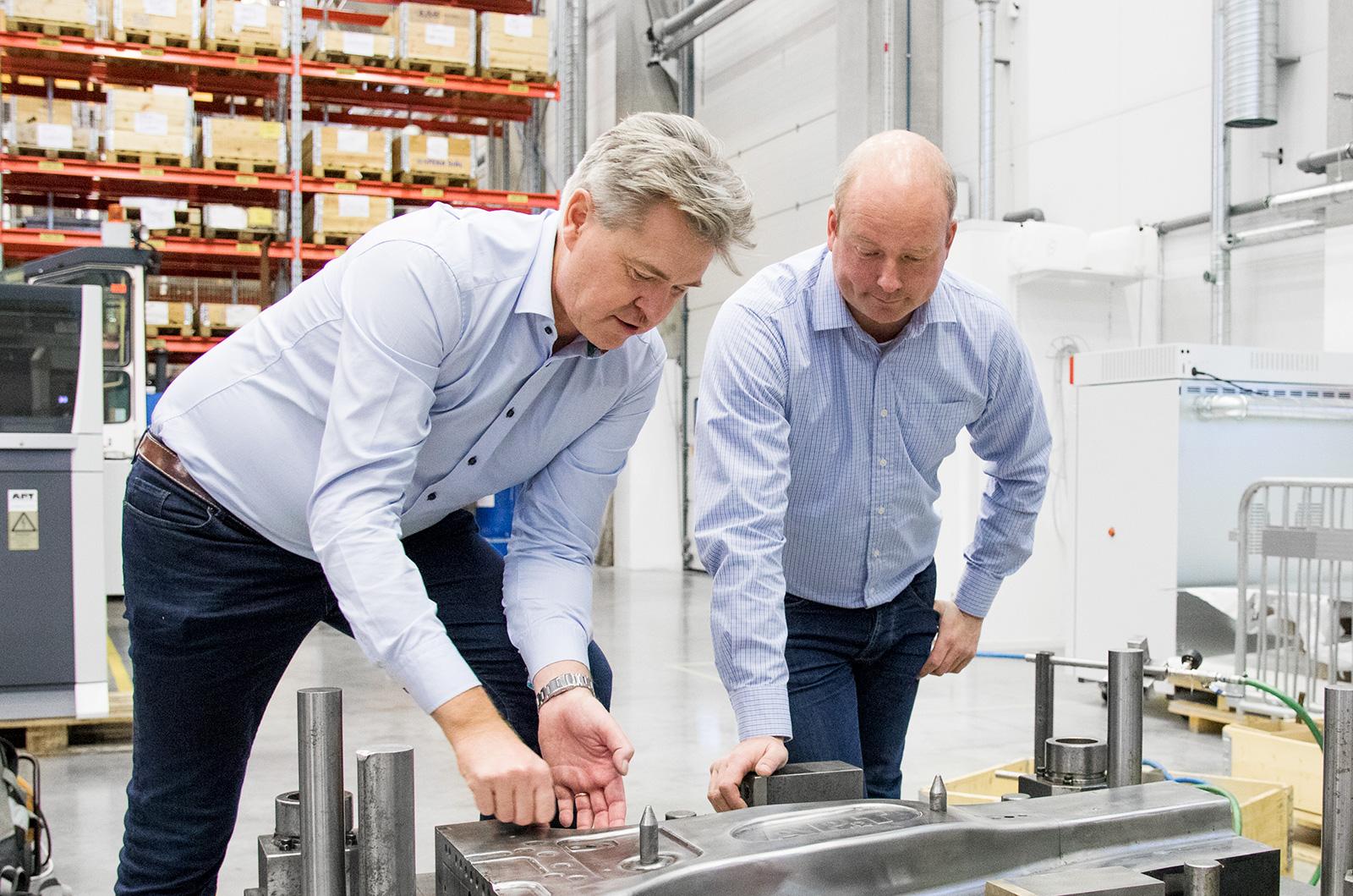 アフターマーケットサービス本部長のMagnus Svenningssonとサービス技術者技術者のFredrik Ljung。
